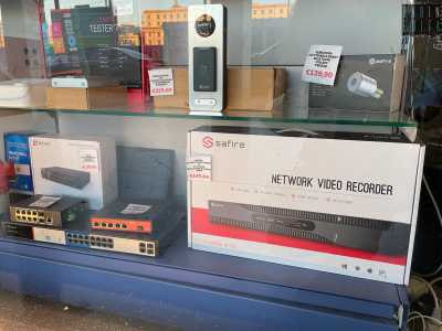 Qui troviamo schermi, telefoni, telecamere e modem...